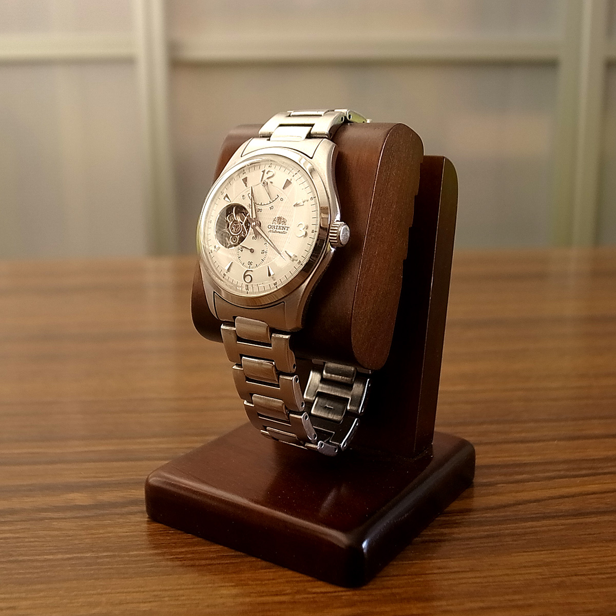 ウォッチスタンド [腕時計を簡単に美しくディスプレイ,扱い方はとても簡単,腕時計を置時計として,三つ折れバックル]